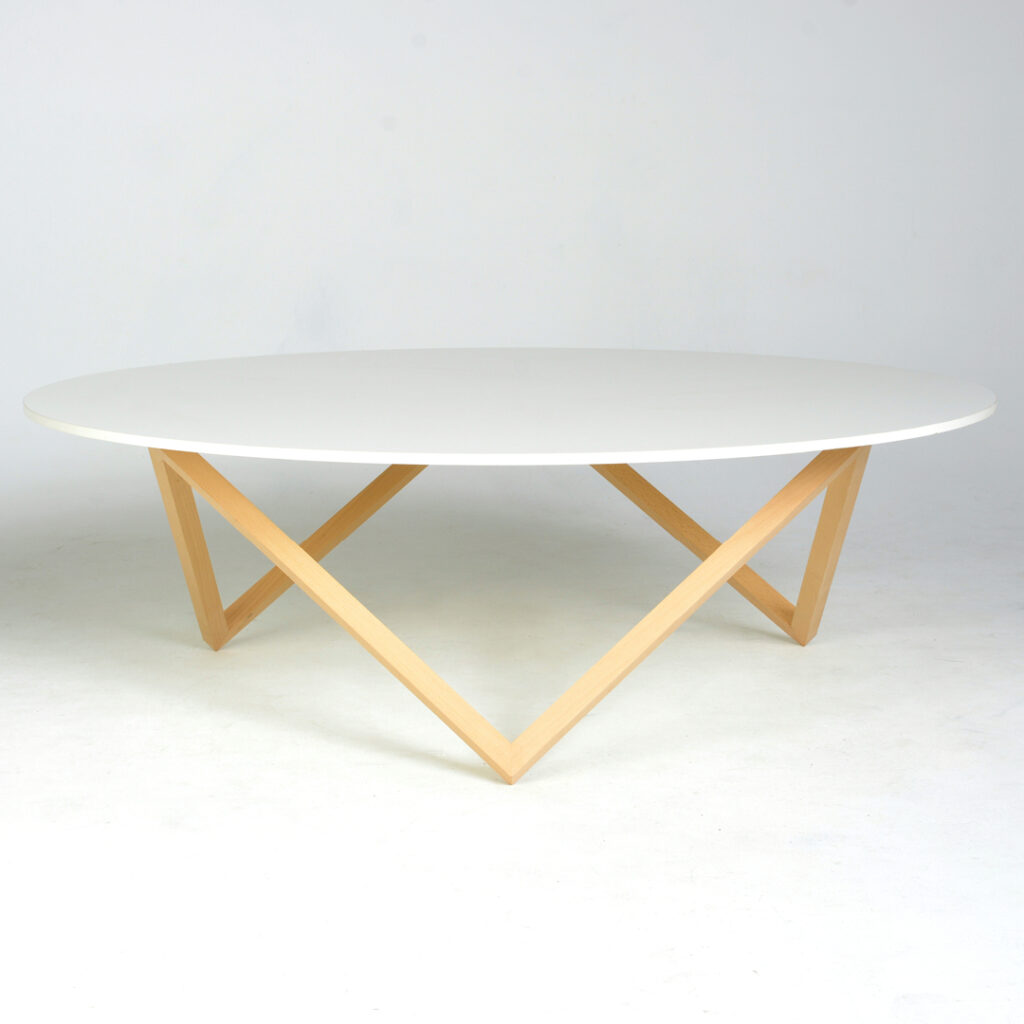 Produktdesign- Konzept Tisch mit Buchenrahmen gebauter Prototp